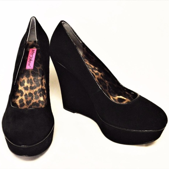 Betsey Johnson Shoes - NEW Betsey Johnson Mixxy 9M Wedge Platform Pumps